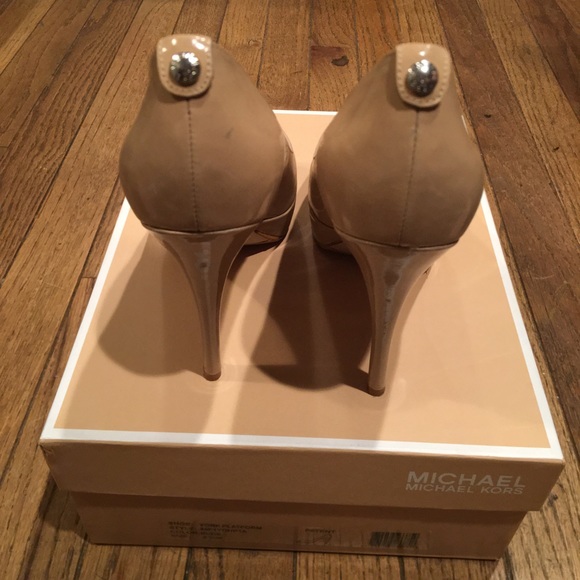 Michael Kors York Platform (Patent/Nude) - 6 1/2 - Picture 2 of 8